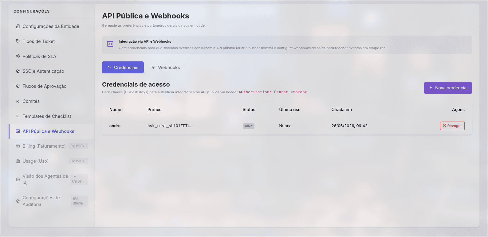 Tela de Configurações → API Pública e Webhooks no painel do HSDesk, com o item destacado na barra lateral e a aba Credenciais aberta